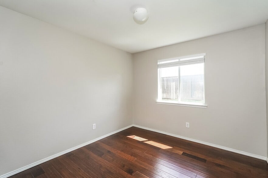 Building Photo - 110 Comanche Trail