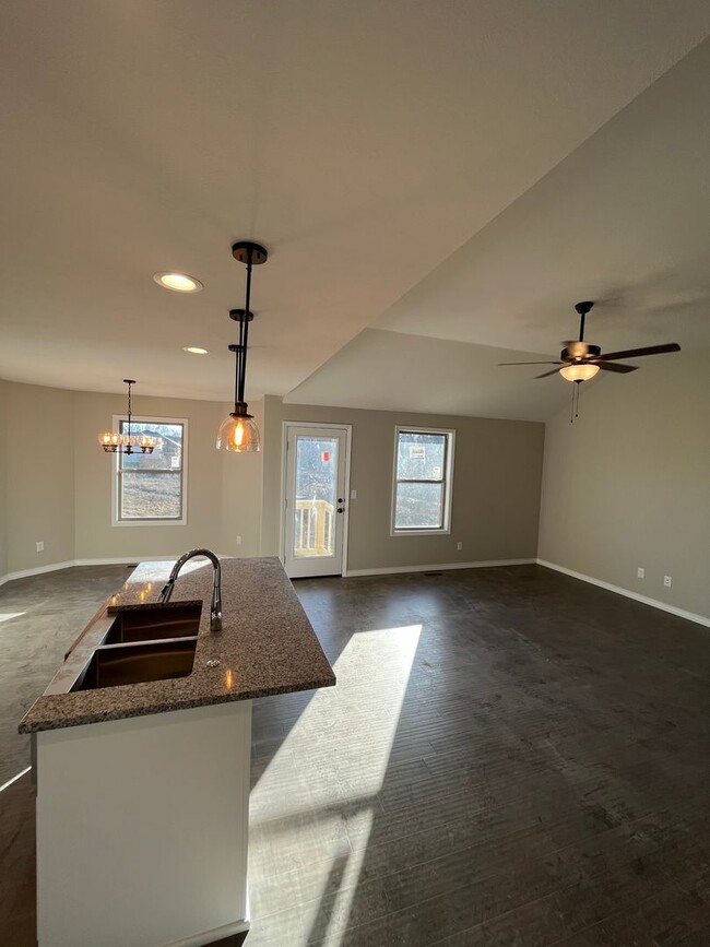 Building Photo - Beautiful one-year-old 3 bed, 2 bath, 3 ca...