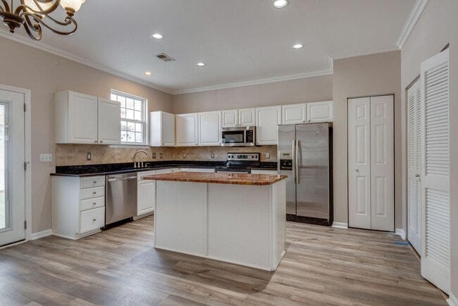 Building Photo - Beautiful Lenox Village Townhome!