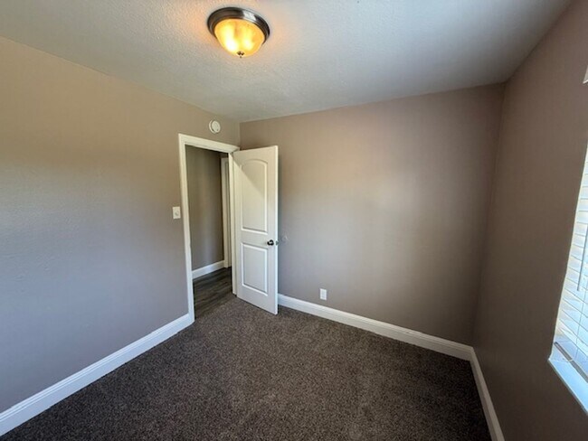 Building Photo - Charming 3 Bedroom, 1 Bath home in the Cam...