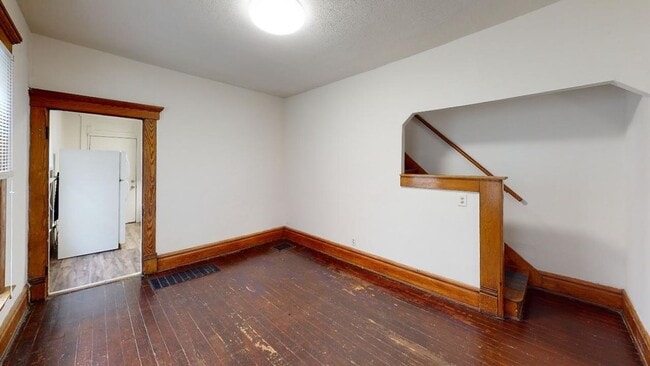 Building Photo - SPACIOUS 4 BEDROOMS / 2 FULL BATHS BEAUTIF...
