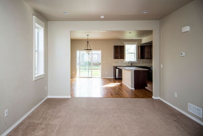 Building Photo - Spacious 3 Bedroom Single-Family Home with Modern Features