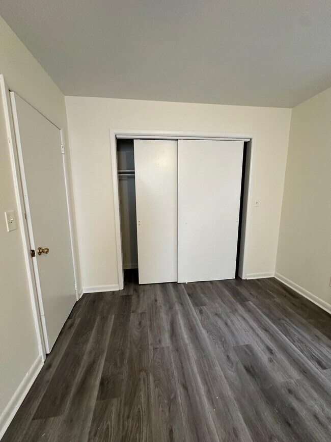 Building Photo - 606 15th St