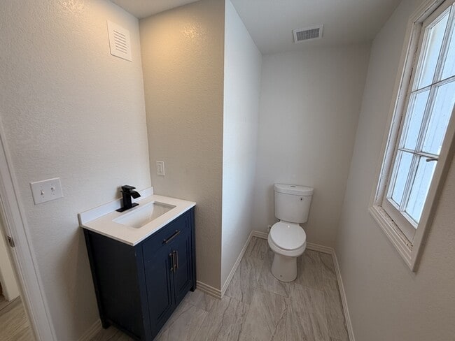 Building Photo - 105 S Kendall St