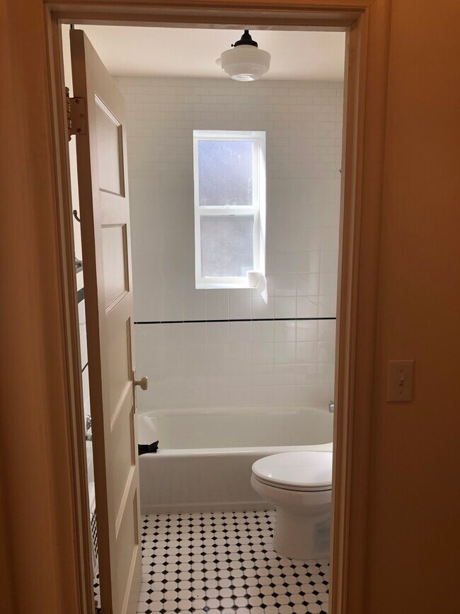 Building Photo - 214 N Canyon Rd