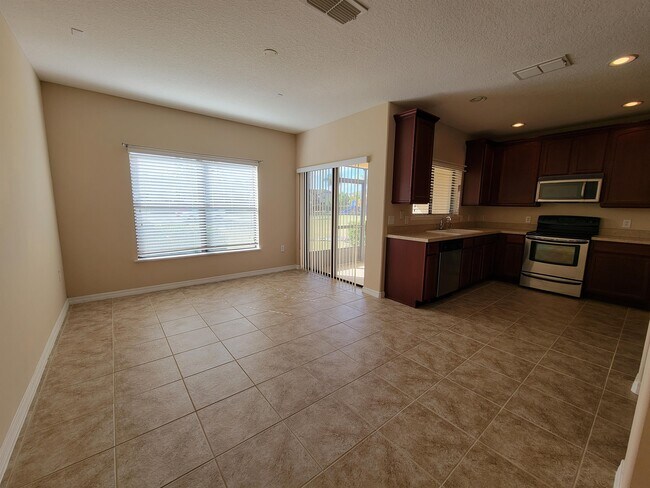 Building Photo - 2223 Seven Oaks Dr