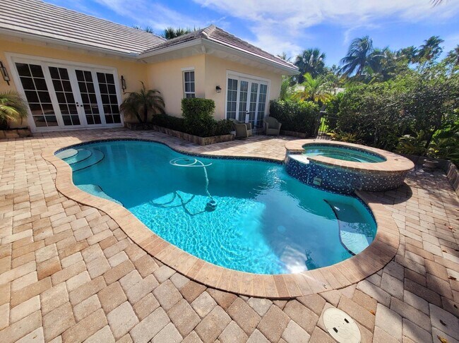 Building Photo - 6585 Martinique Way