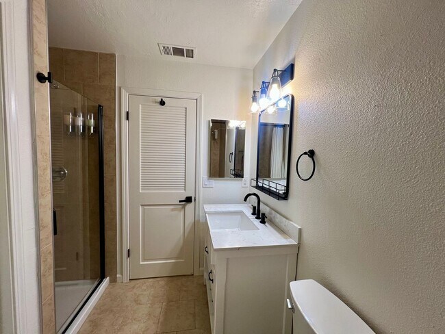 Building Photo - Great Townhome in the Pocket area close to everything!