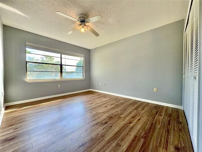 Building Photo - 2 Shine Ave