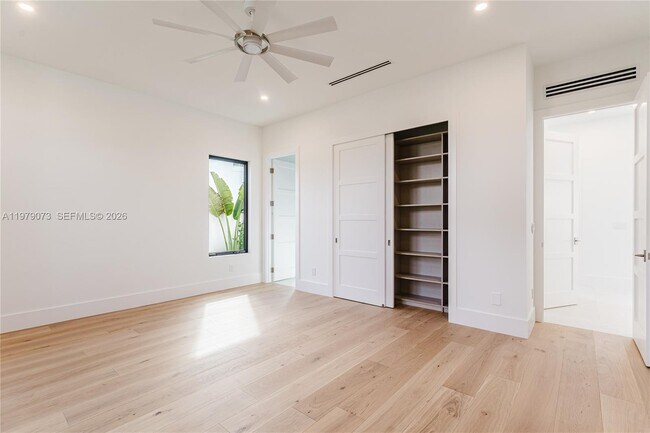 Building Photo - 464 NE 6th St