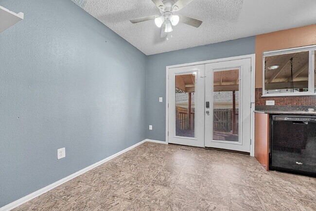 Building Photo - $2,350.00, 2-bed, 2.5-bath townhouse in th...