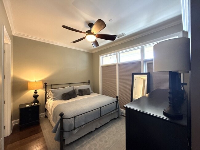 Building Photo - 230 S Tryon St