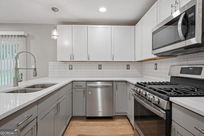 Building Photo - 1335 E Washington Ave