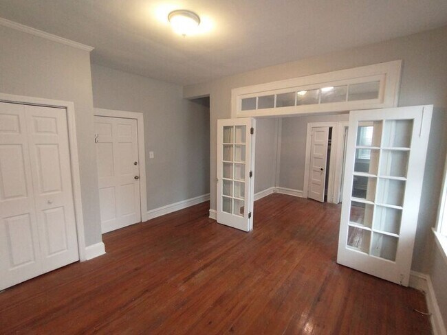 Building Photo - 307 Dolphin St