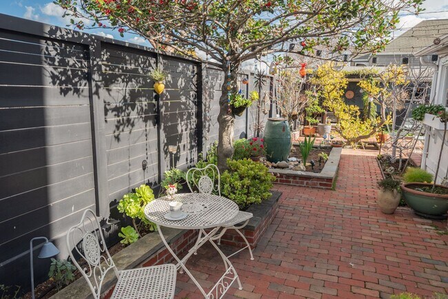 Building Photo - Elegant, Light-Filled Furnished Alameda Home with Indoor-Outdoor Living