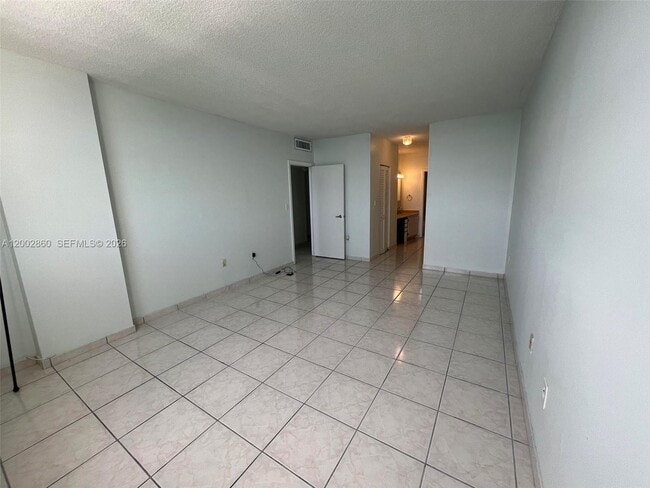 Building Photo - 300 Bayview Dr