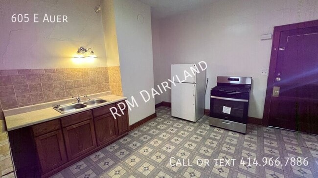 Building Photo - 605 E Auer-