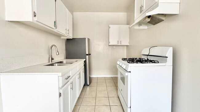 Building Photo - 5606 S Figueroa St