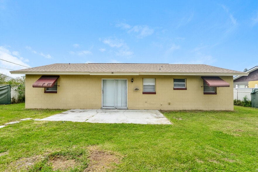 Building Photo - 10945 Tangora St