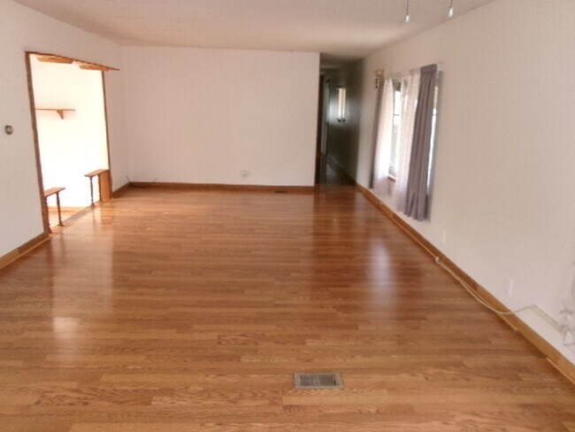 Building Photo - NIce 2 bed, 1 bath with small shop close to recreation