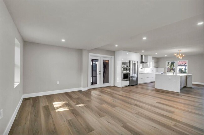 Building Photo - 525 Lamara Way NE