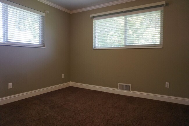 Building Photo - Murray 5 Bedroom Rambler Home