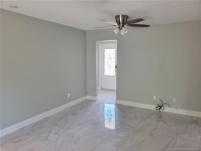 Building Photo - 1257 NE Sago Dr