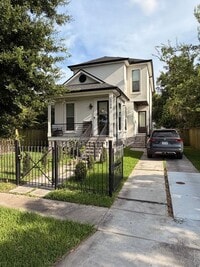 Building Photo - 2708 Burns St