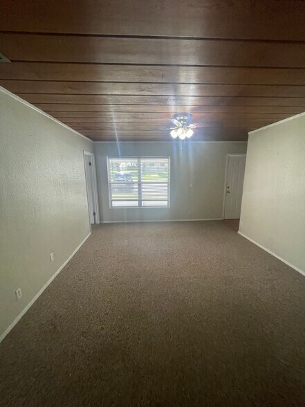 Building Photo - 15848 Lake Iola Rd