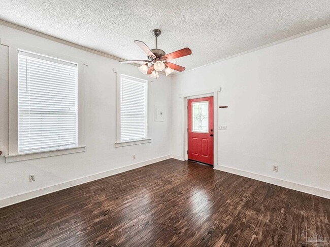 Building Photo - 919 E La Rua St