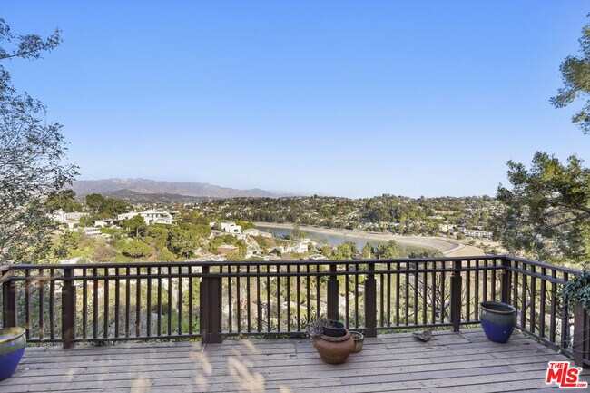 Building Photo - 1850 San Jacinto St