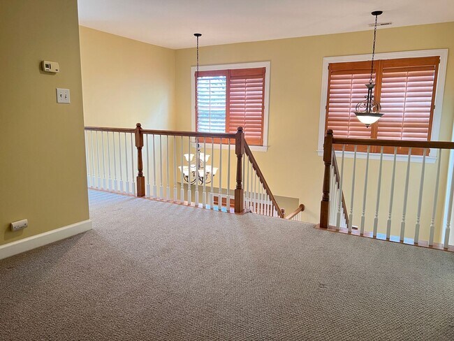 Building Photo - Spacious 3 Bed | 3.5 Bath End Unit Townhom...