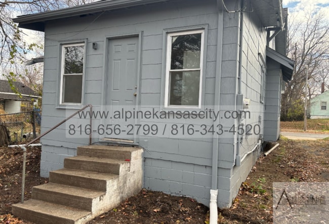 Building Photo - Spacious Upstairs Loft with Bathroom!