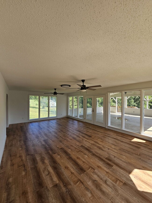 Building Photo - 169 Valleyview Dr