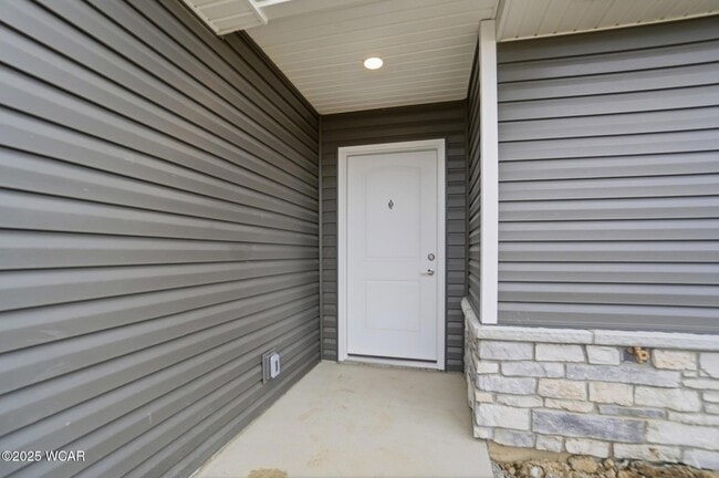 Building Photo - 2882 Lake Cir Dr