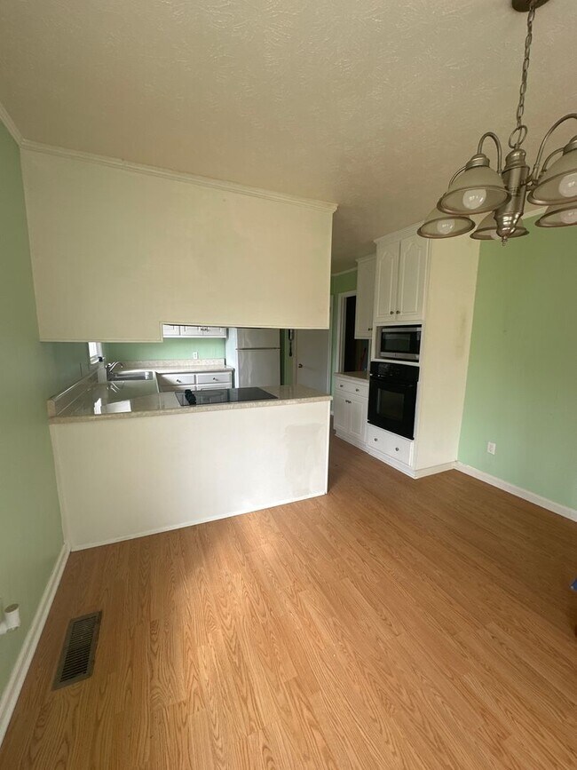 Building Photo - 3 Bed 1.5 Bath Brick Home For Rent