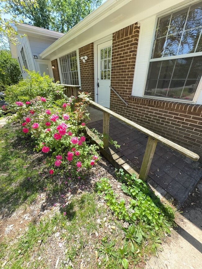 Building Photo - Renovated 2 bed 1.5 bath off Bonny Oaks