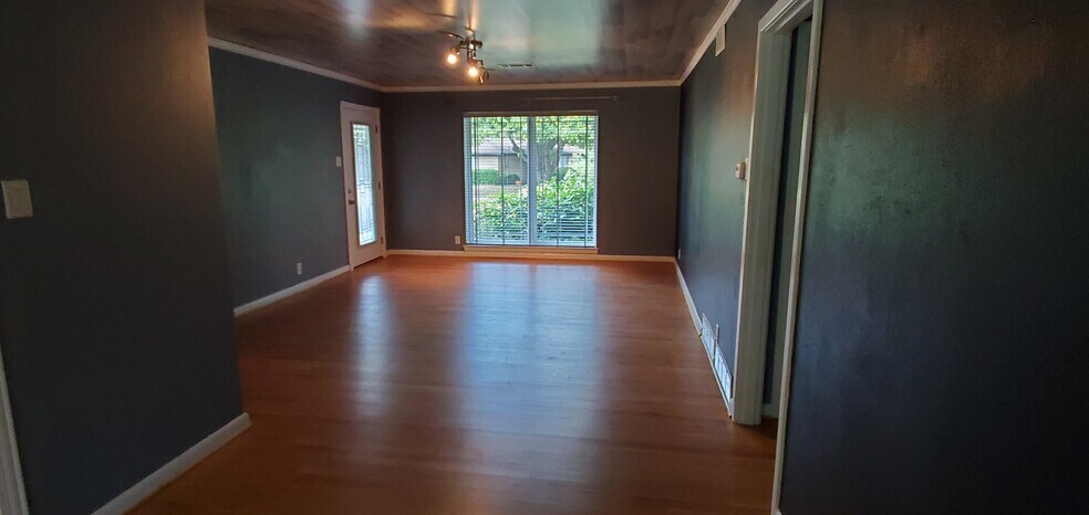 Large living room - 9530 Ash Creek Dr