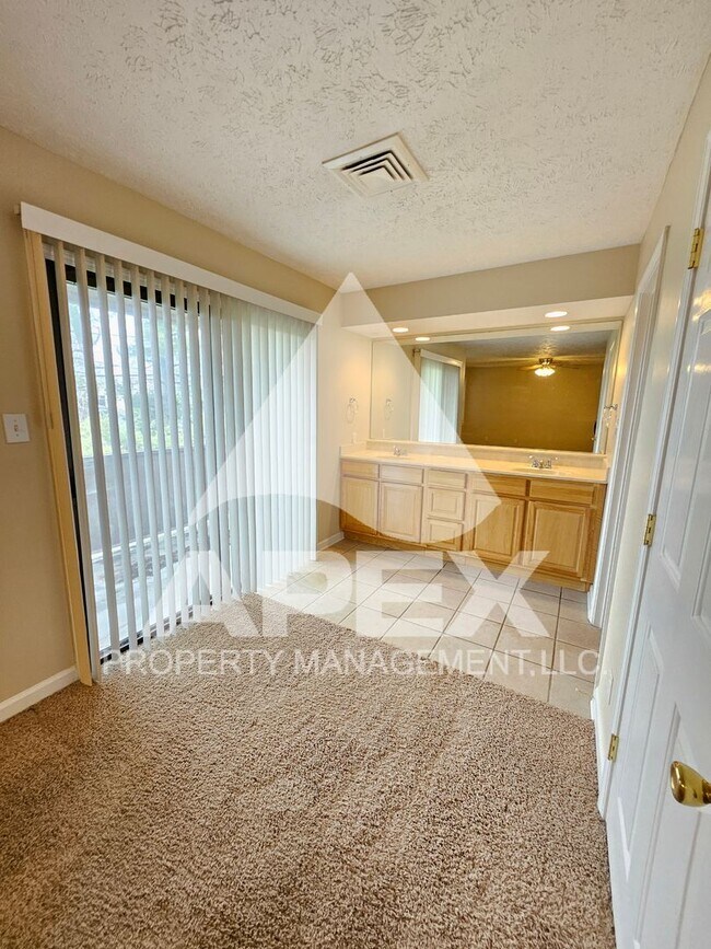 Building Photo - Spacious 3 Bd 2.5 Ba Condo w/Carport in heart of West Knox!