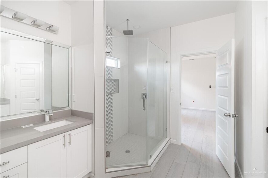 Building Photo - 1505 E Encino Ave