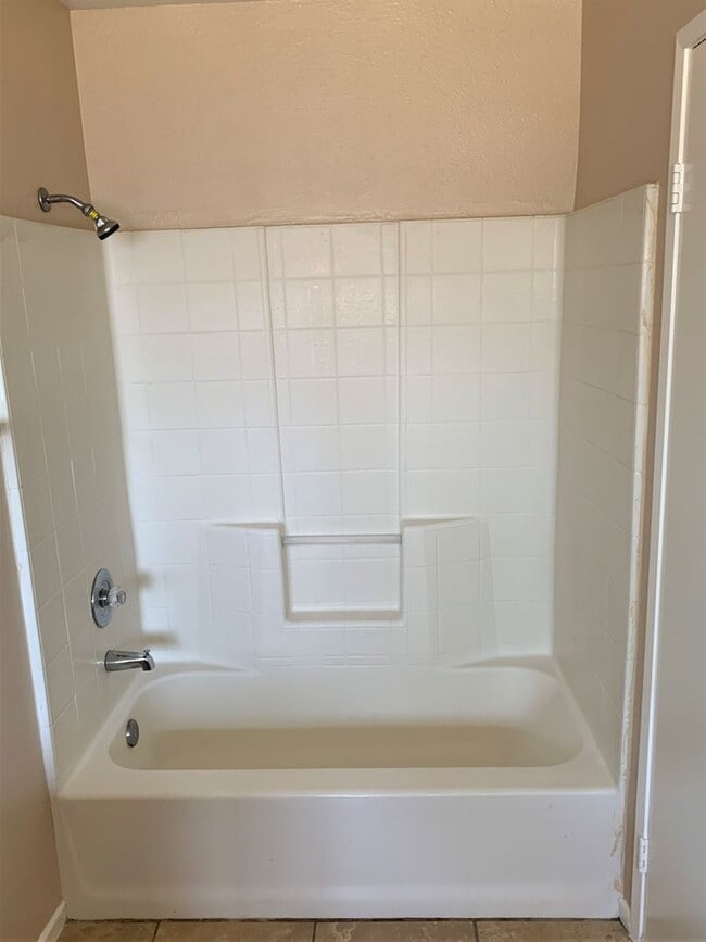 Building Photo - Clean 3 Bedroom 2 Bath