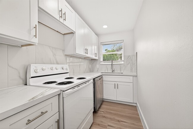 Building Photo - 6615 W Montgomery Rd