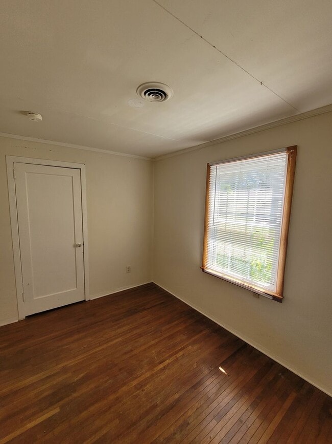 Building Photo - 2 Bedroom Home with large yard
