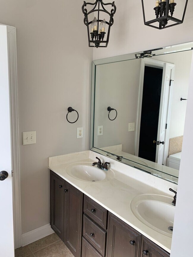 Building Photo - 1329 Tulip Ct