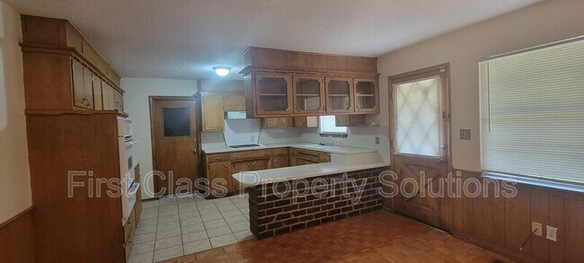 Building Photo - 6300 N Wildewood Dr