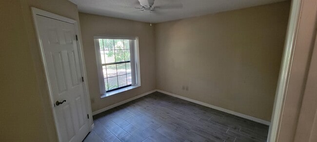 Building Photo - 305 Raintree Trail