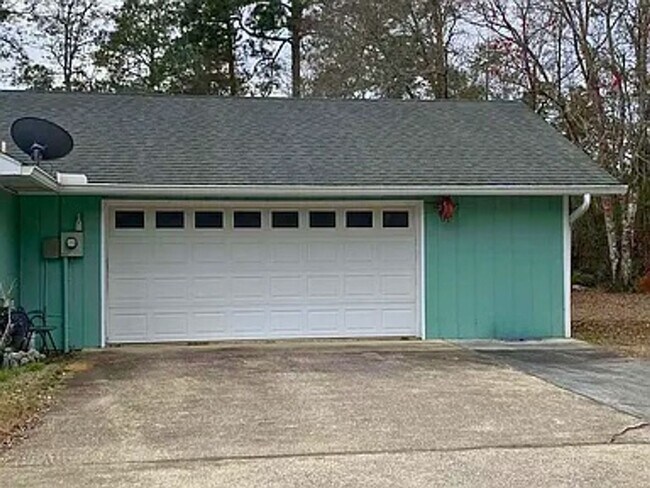 Building Photo - 3/2.5 bath home with large yard!