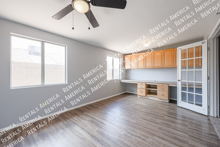 Building Photo - 5515 E Farmdale Ave