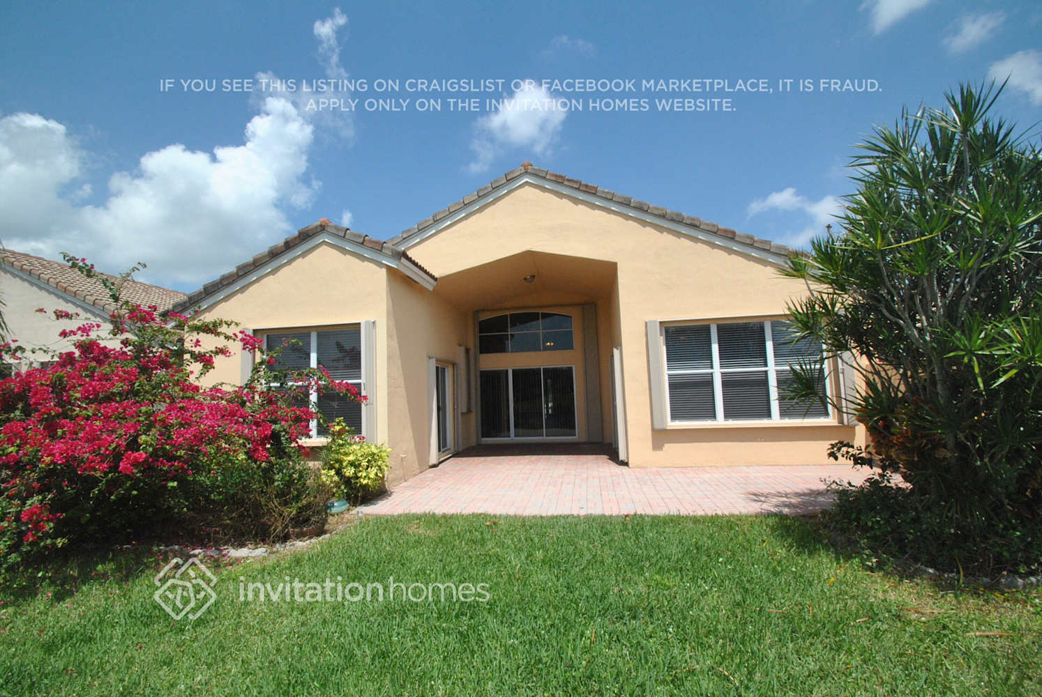 Building Photo - 9496 Lago Dr