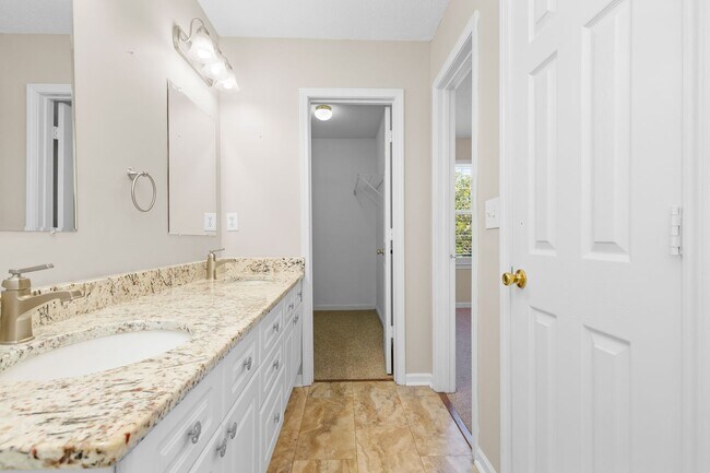 Building Photo - Townhome in The Market Common!